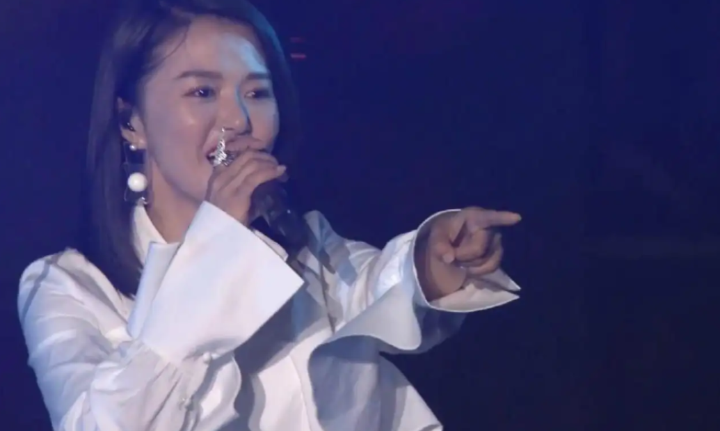 回顾娶了摇滚女神谭维维生下一儿一女陈亦飞的生活幸福吗