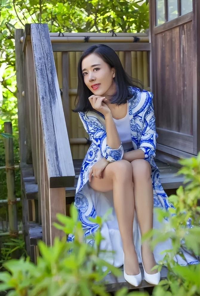 回顾演员颜丹晨嫁小4岁同行44岁高龄生子如今幸福美满