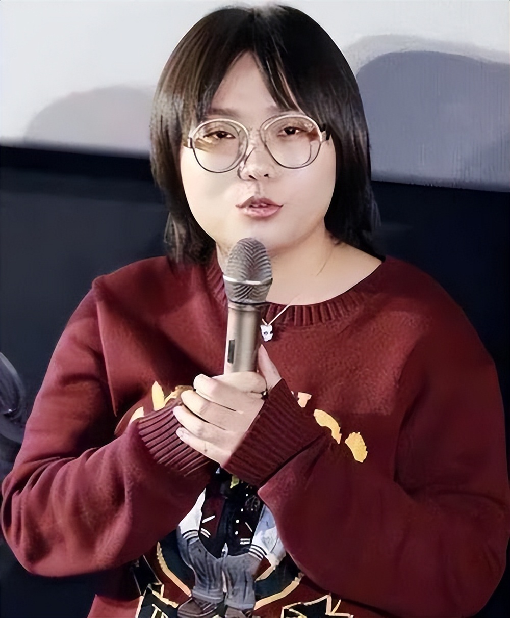 李雪琴恋情曝光:与素人男友甜蜜牵手,共绘幸福画卷