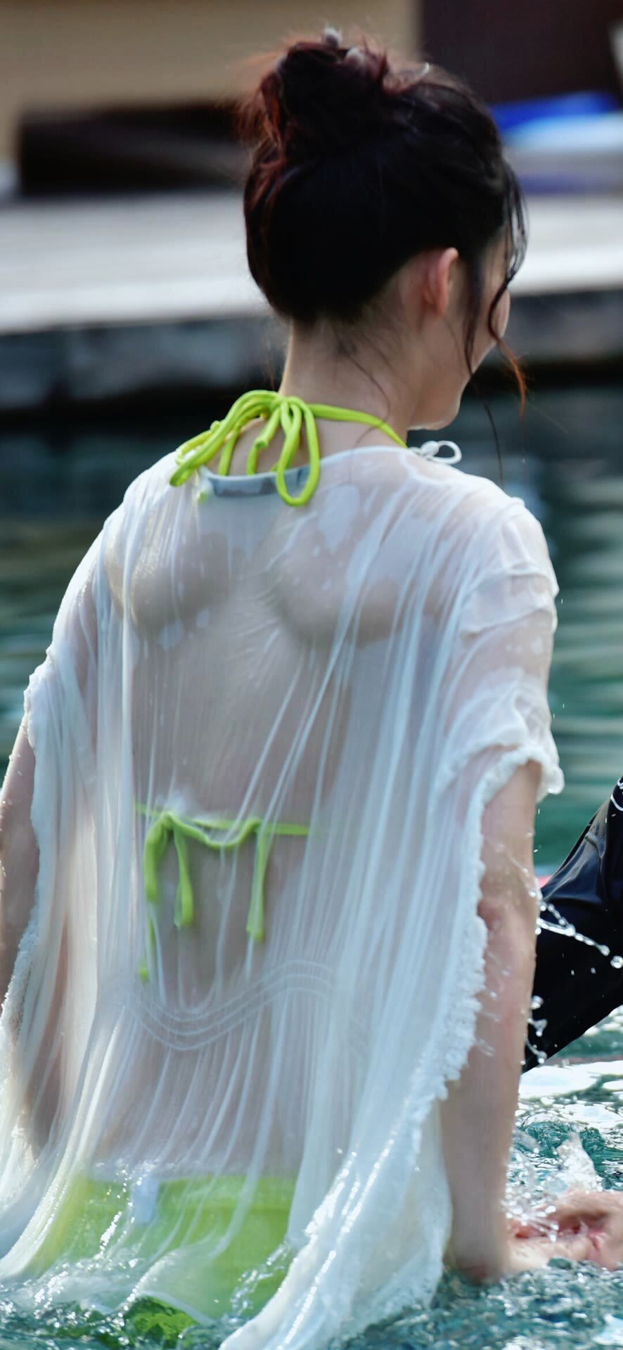 李沁在娱乐圈之前有过两段恋情,一段是和演员金世佳,一段是和杨洋