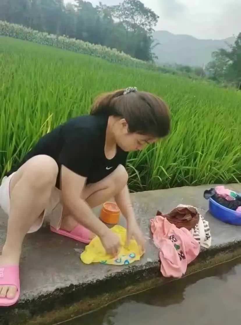 天啊,想象一下,一位勇敢的衣衫褴褛的洗衣女士,站在河边,挥舞着衣服