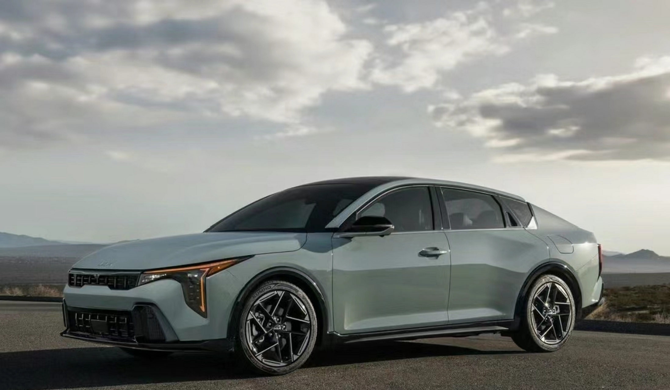 全新一代起亚k4实车发布,新车在外观上采用了与新款k5一样的家族式