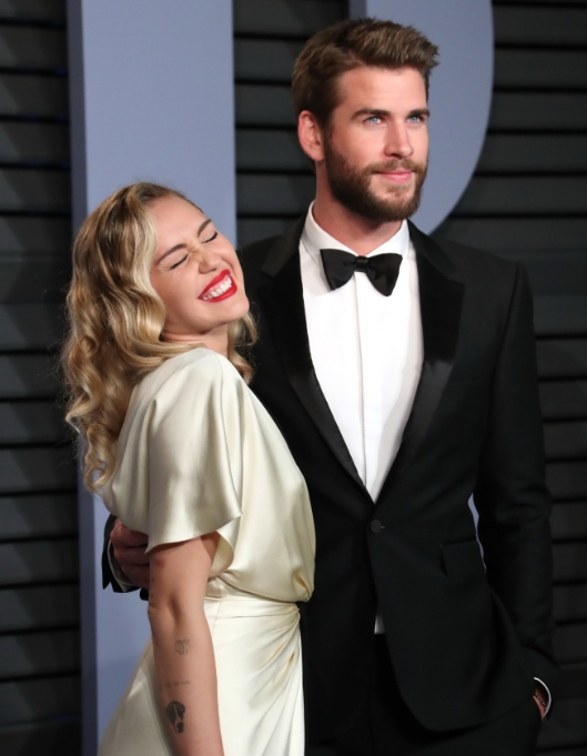 回顾麦粒事业上做到了巅峰情感之路却异常坎坷