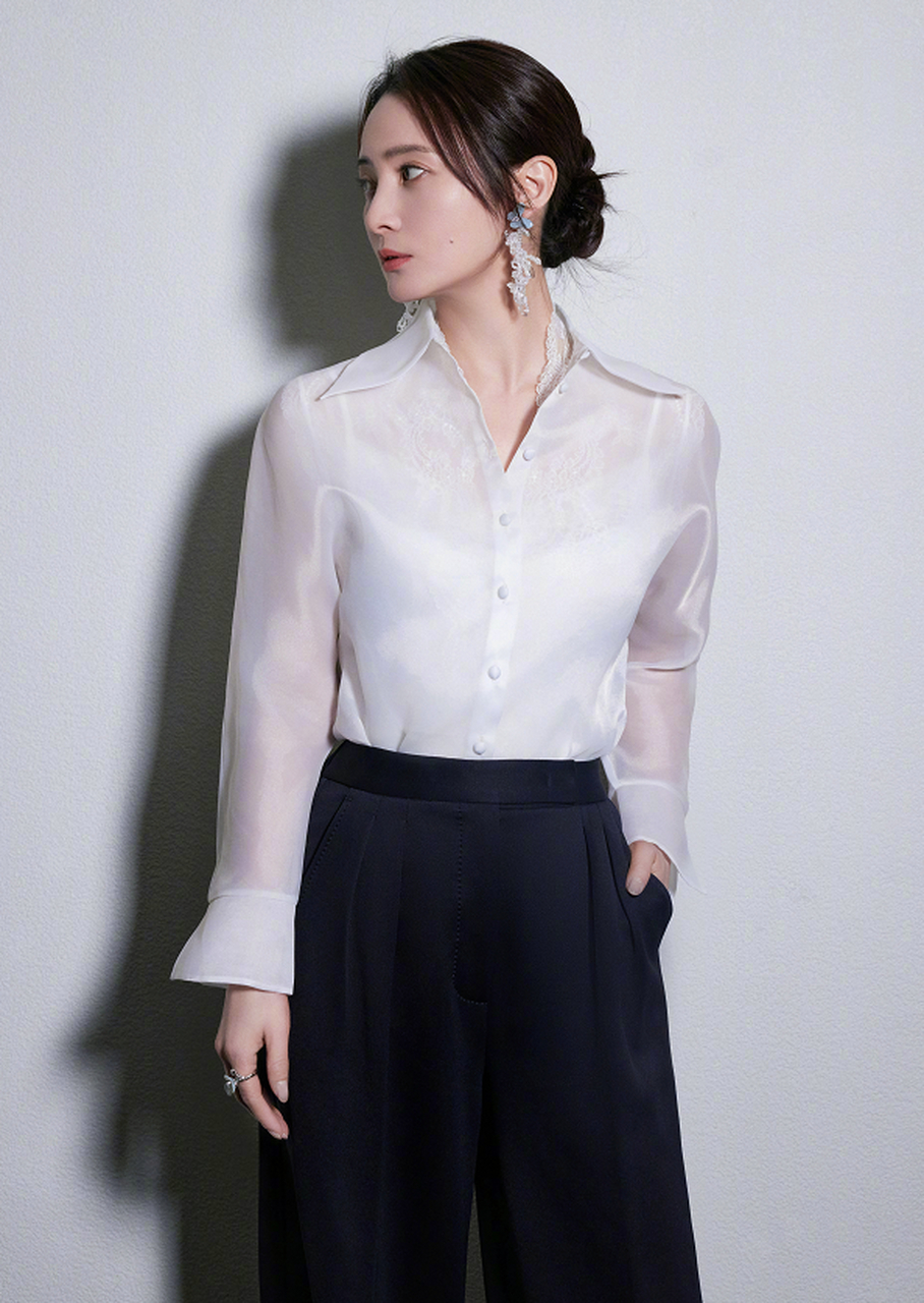 蒋勤勤这白色衬衫确实可以!
