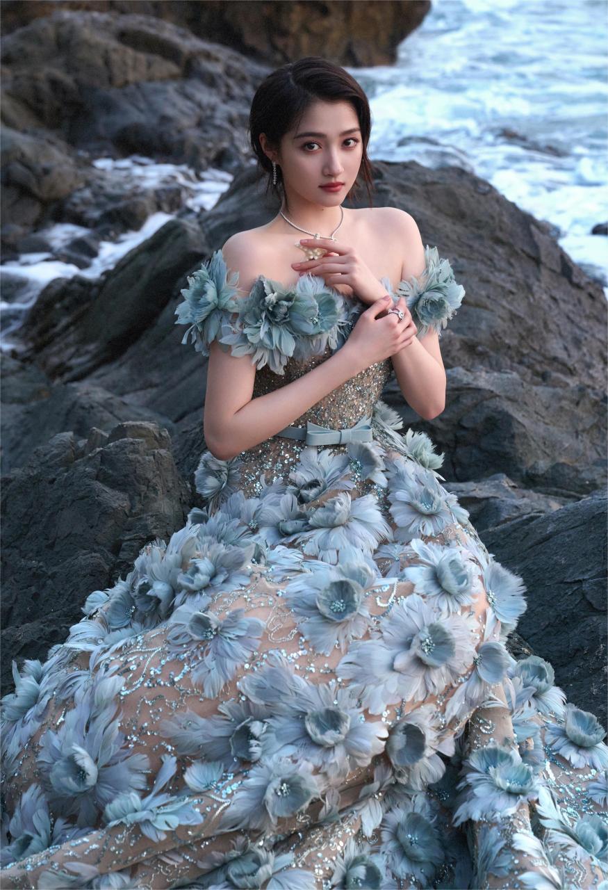 关晓彤海边写真,一袭蓝色羽毛抹胸花朵刺绣礼服,犹如海的女儿