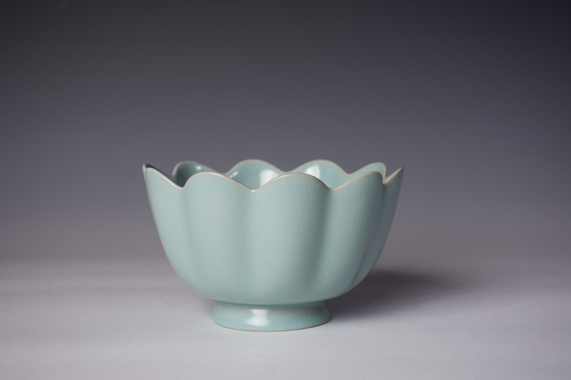 该作品系根据宋代皇宫使用的传世器型所烧制出的仿制品,原件现存于