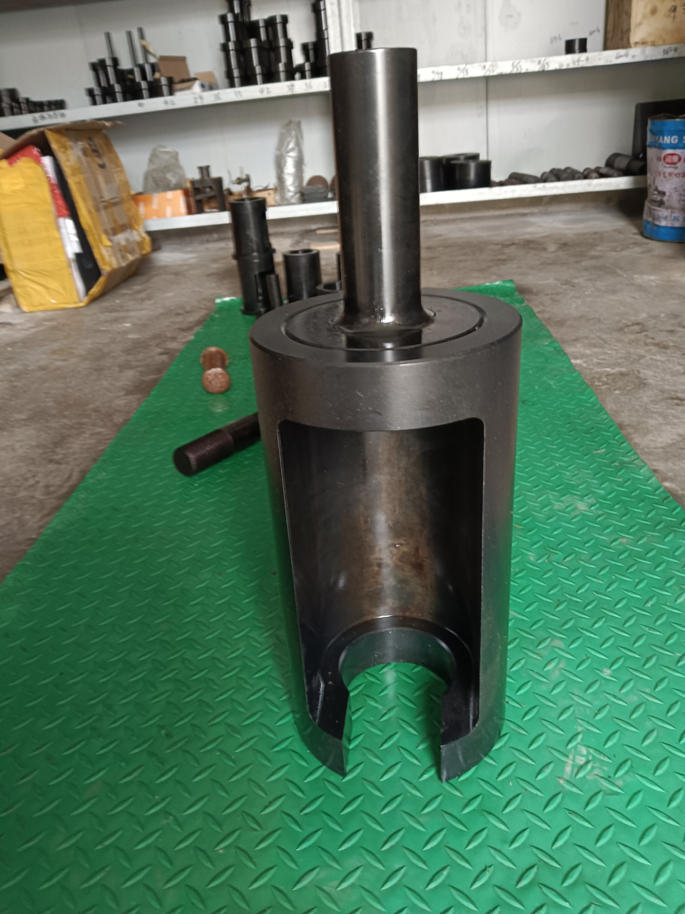 一,概述 高强螺栓试验夹具是我公司根据国家相关标准gb/t3098.