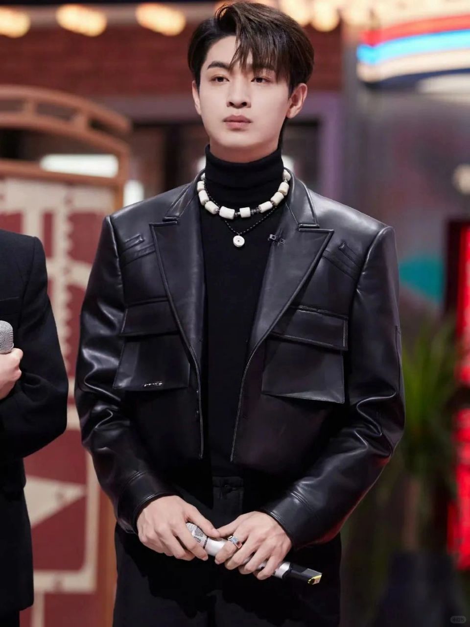 我看到秦霄贤在最新一期《你好星期六》里的 all black 穿搭,简直酷帅