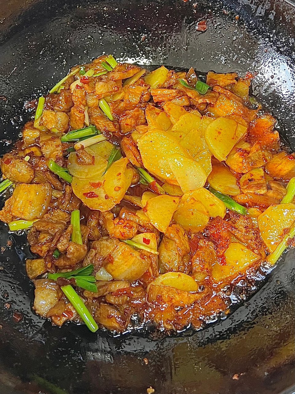 土豆回锅肉  今天这个土豆都是外焦里嫩,专门炒了一大盘土豆回锅,我们