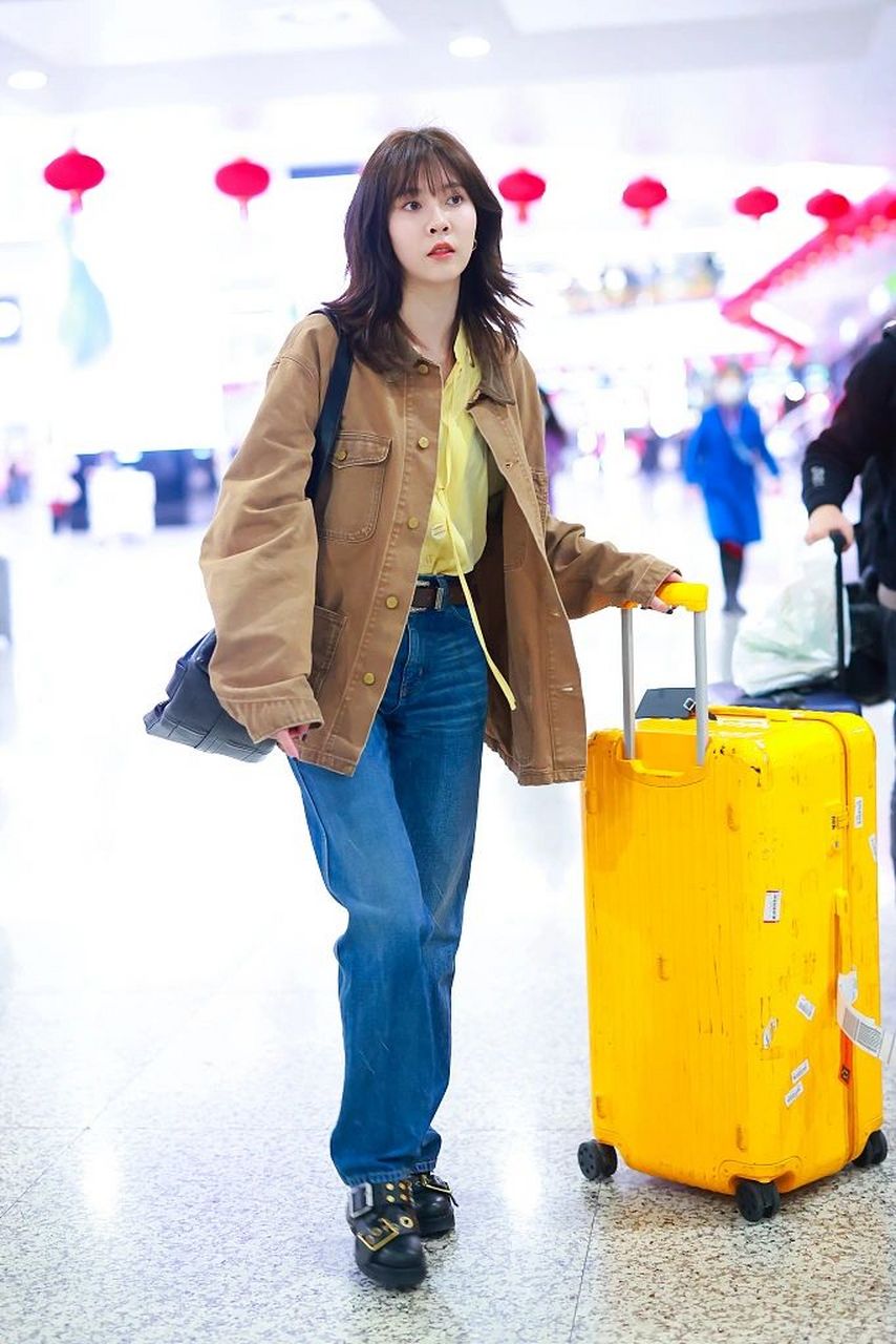 宋妍霏机场街拍:休闲风穿搭尽显气质  宋妍霏的机场街拍,真的被她的穿