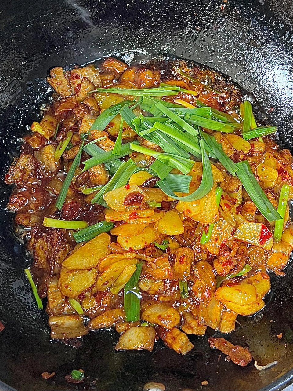 土豆回锅肉  今天这个土豆都是外焦里嫩,专门炒了一大盘土豆回锅,我们