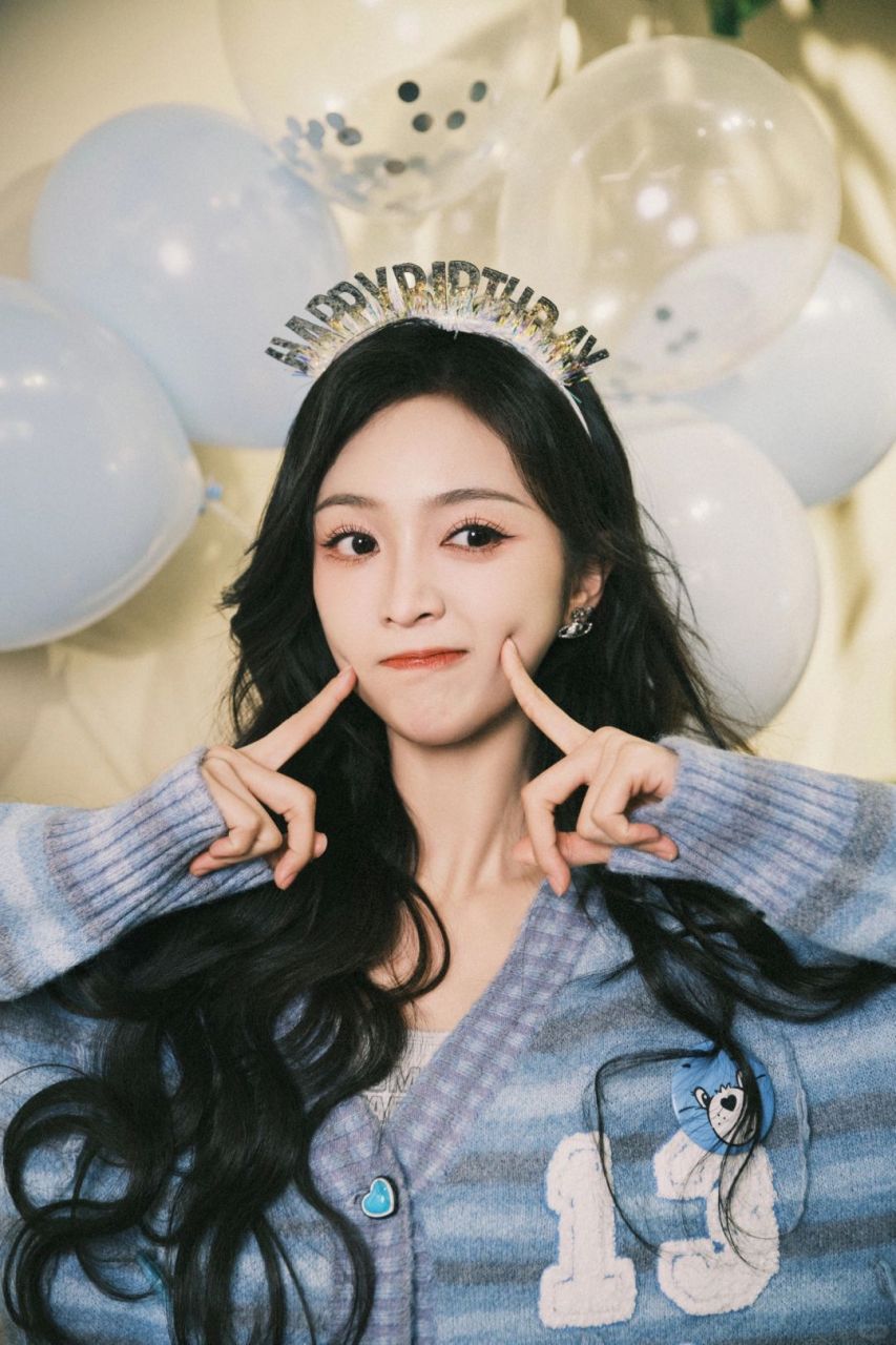 吴宣仪生日穿搭点评:土星公主般的闪耀与温柔  吴宣仪生日穿搭真是让
