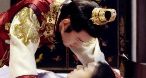 太子妃在马车里和王爷打架