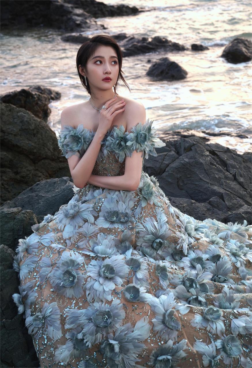 关晓彤海边写真,一袭蓝色羽毛抹胸花朵刺绣礼服,犹如海的女儿