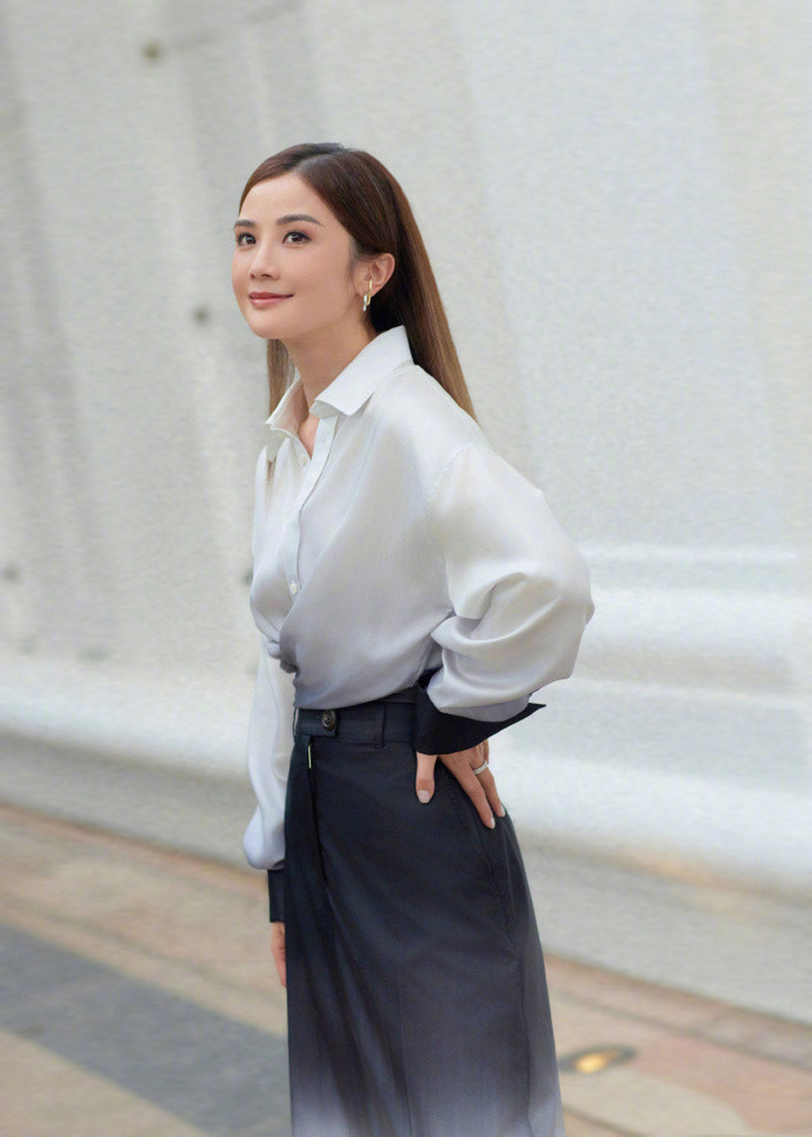 这是蔡卓妍晒出的新造型.