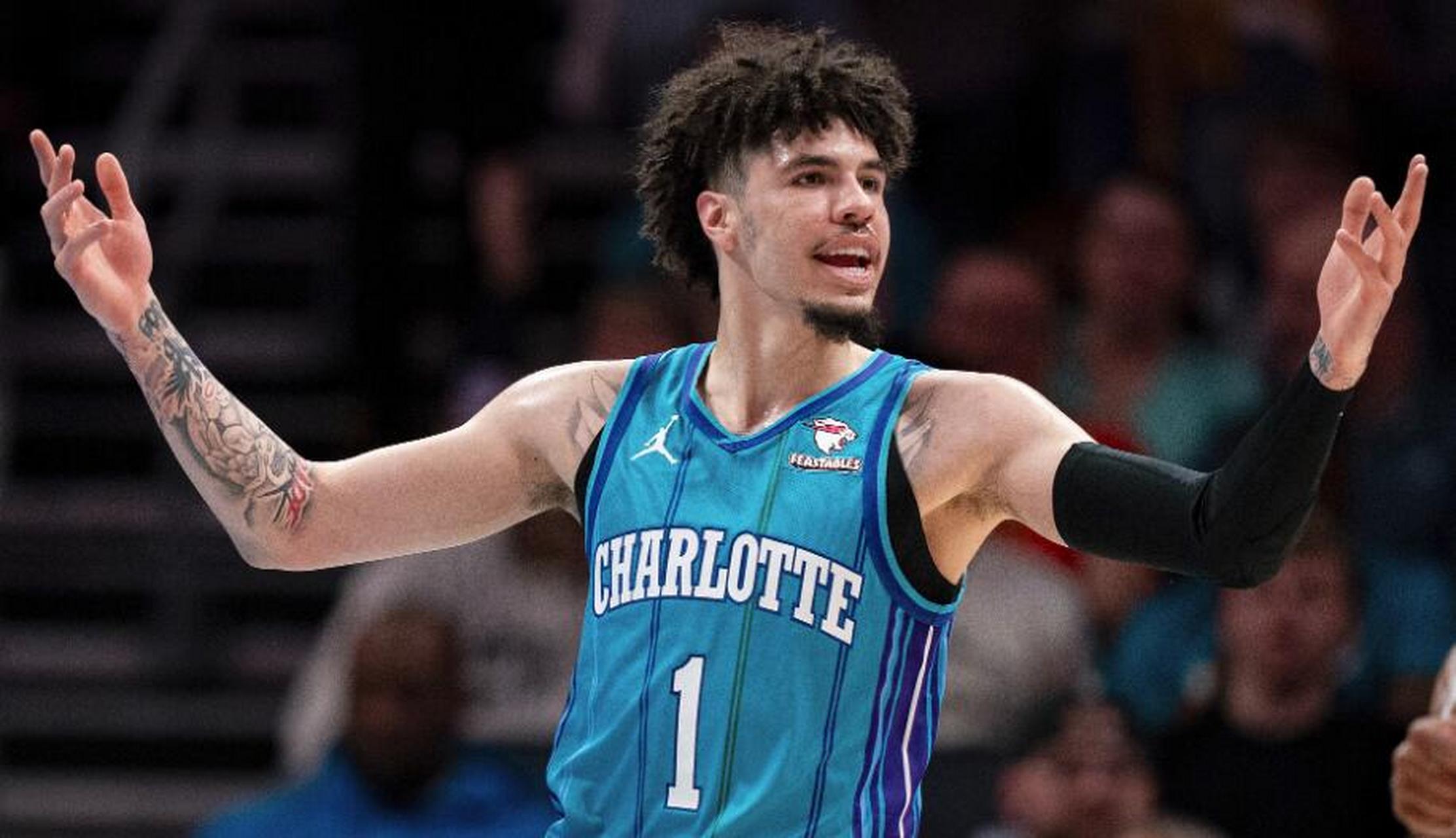 黄蜂队后卫拉梅洛·鲍尔因伤缺席本赛季剩余比赛,将继续康复.