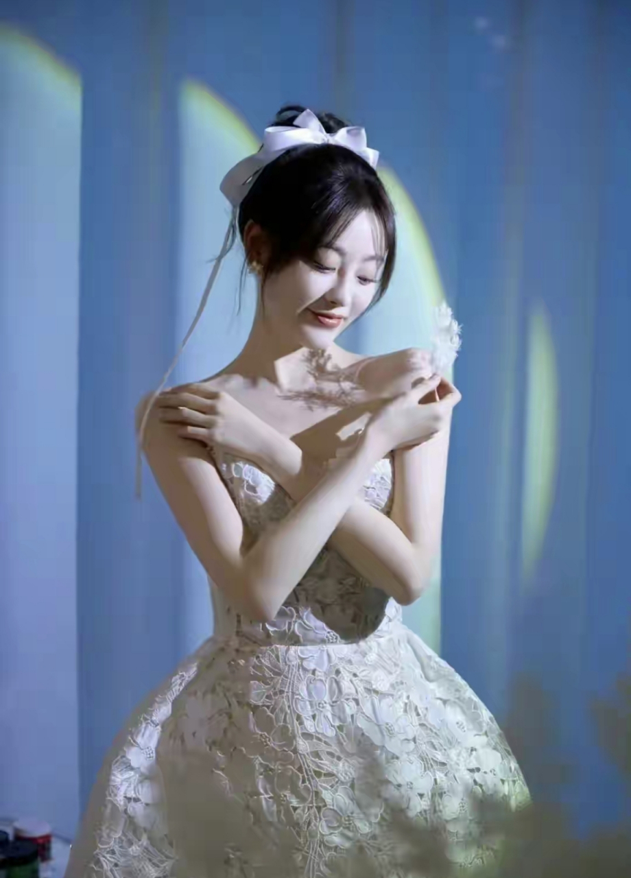 祝绪丹最新美照释出,一袭白色抹胸蕾丝花朵短裙,既性感又甜美!