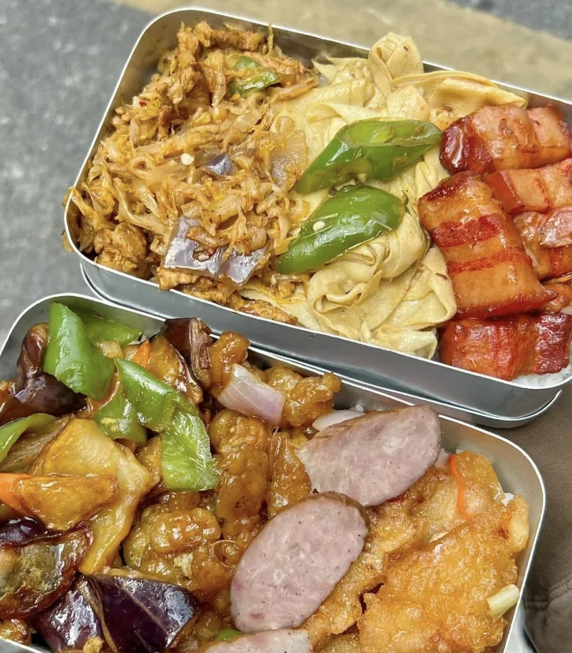 现在的老板真会做生意,十块一份铝盒饭,把蒸的米饭用铝盒装起来,加上