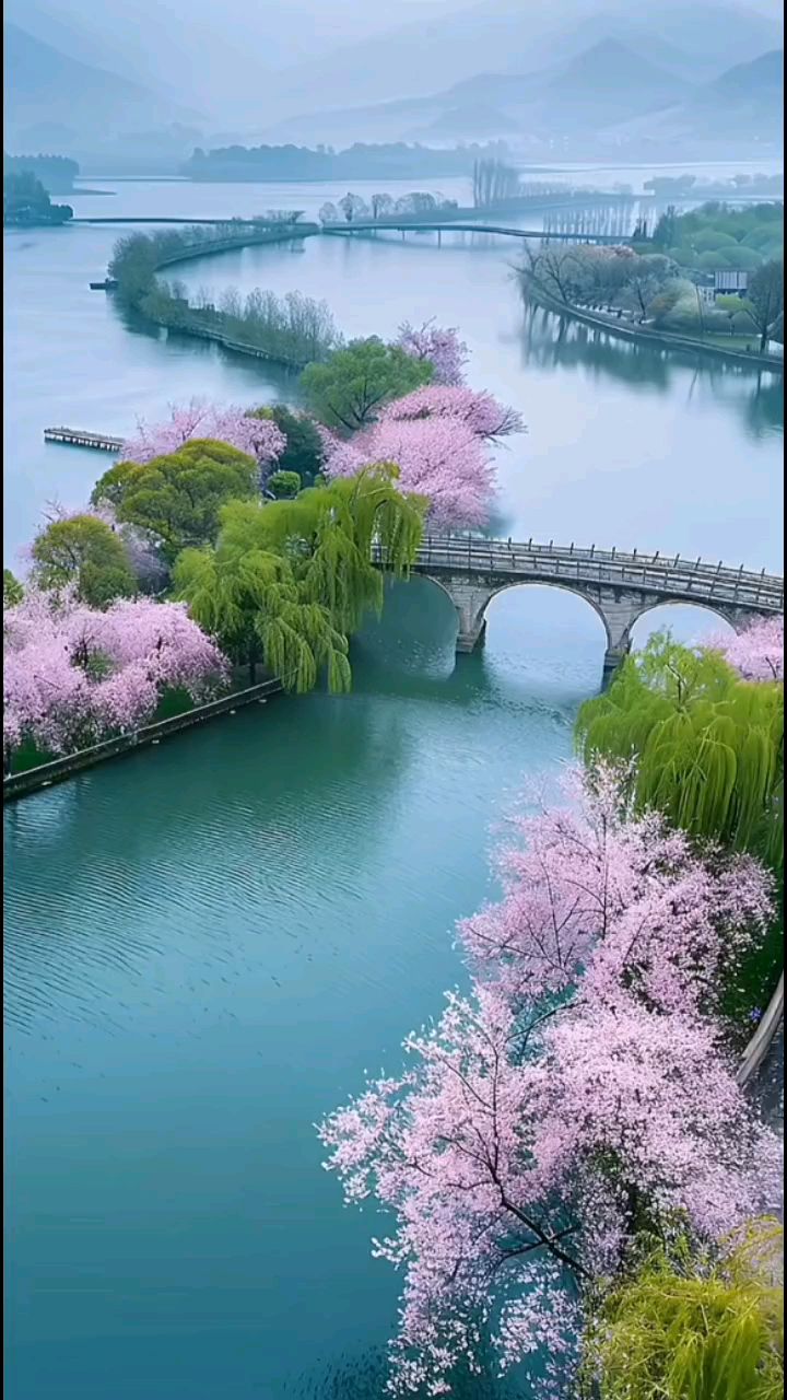 在烟花三月的扬州,春意盎然,风景如画,让人心醉神迷.-度小视