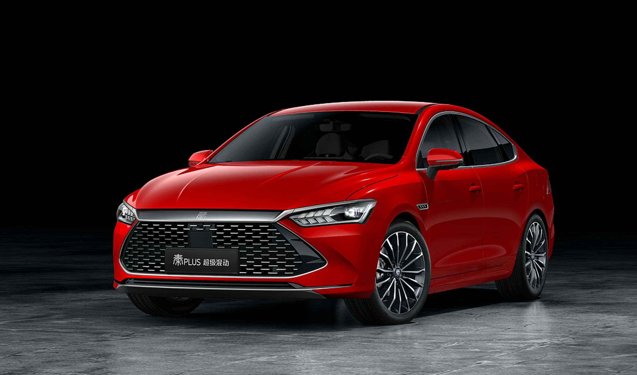 比亚迪旗下明星车型秦plus,融合纯电与混动技术!搭载1.
