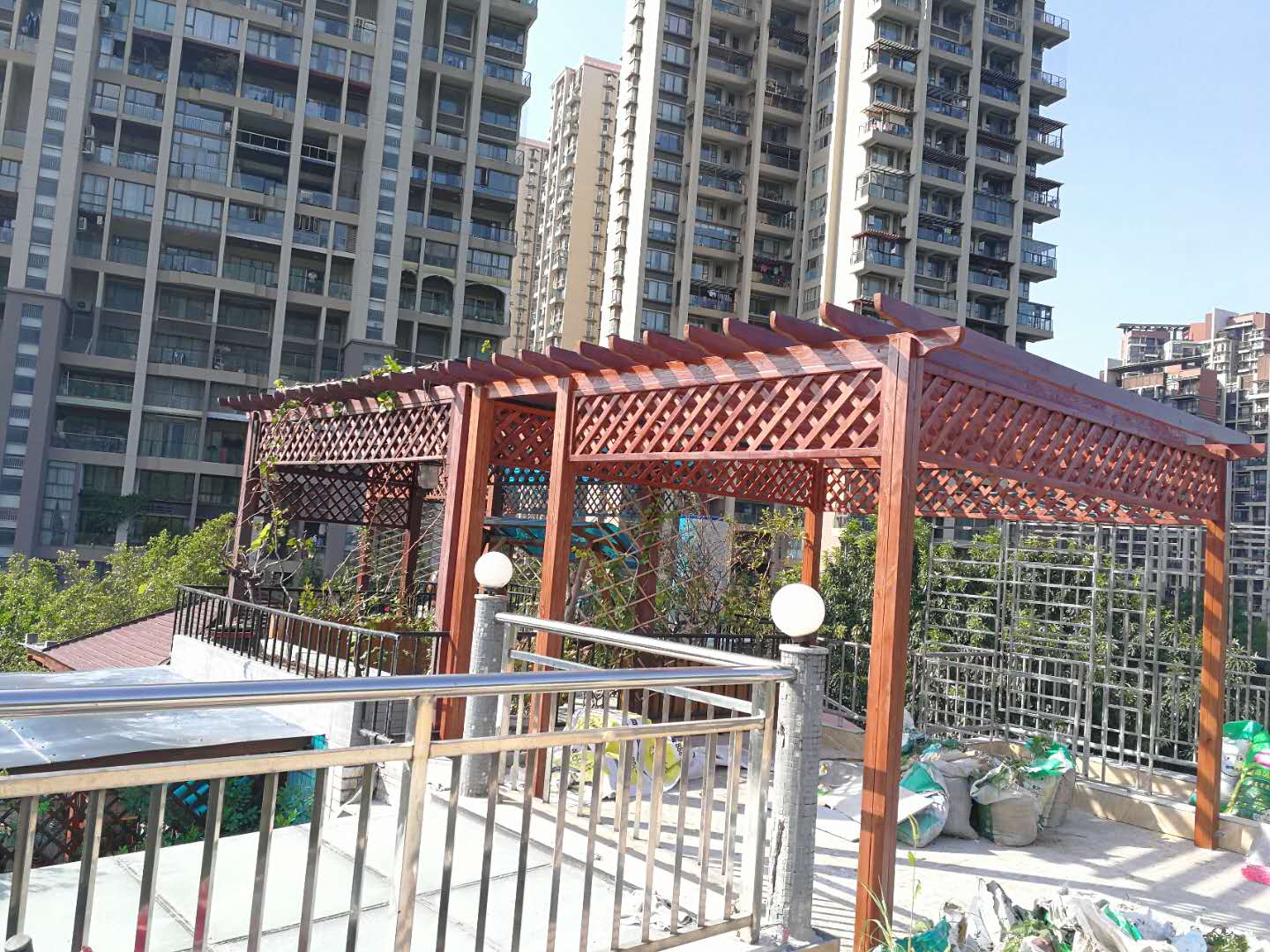 高处绽放:屋顶花架的别样韵味