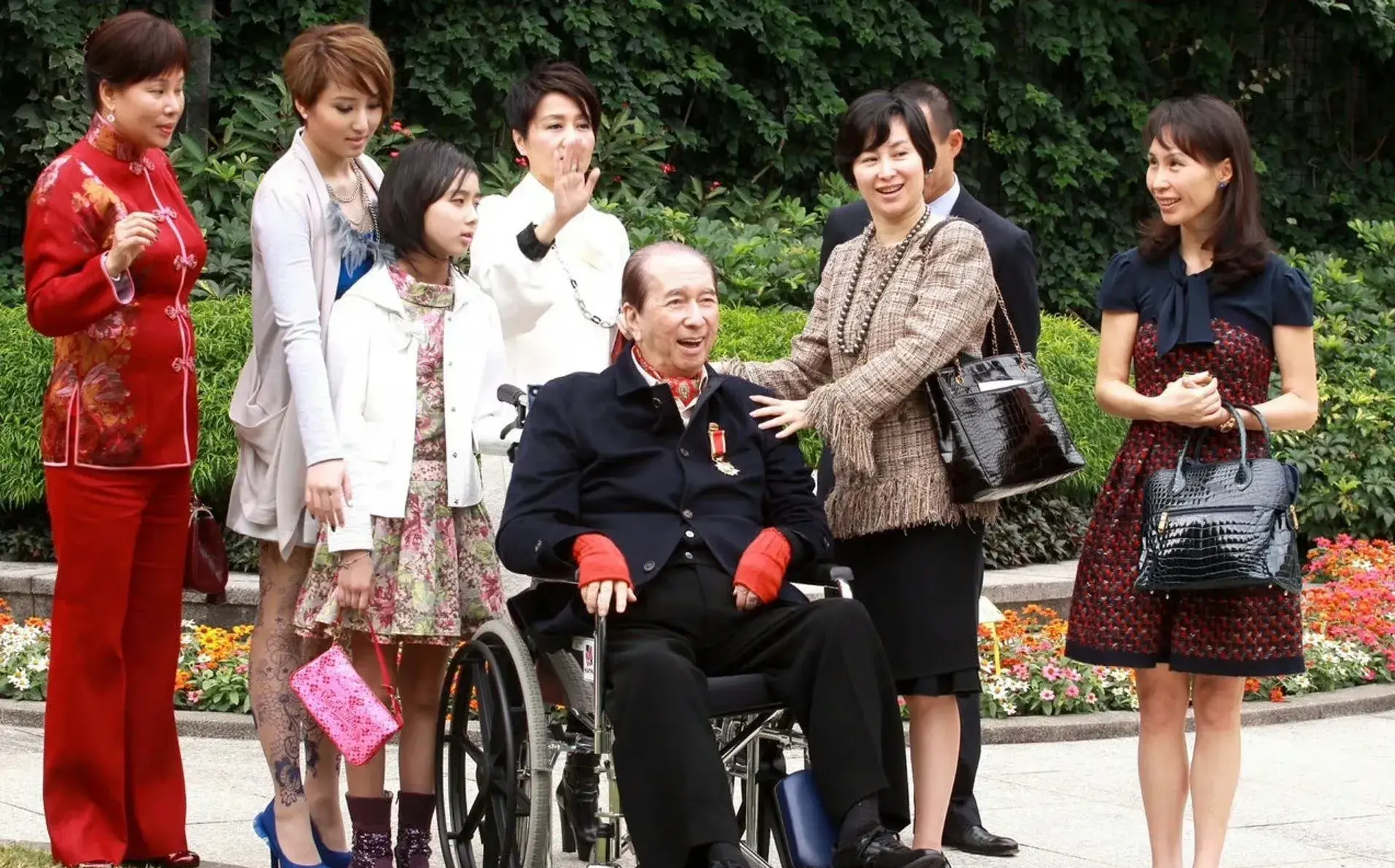 何超琼与四太母女情深,生日宴上温馨同框似闺蜜,两人仅相差两岁