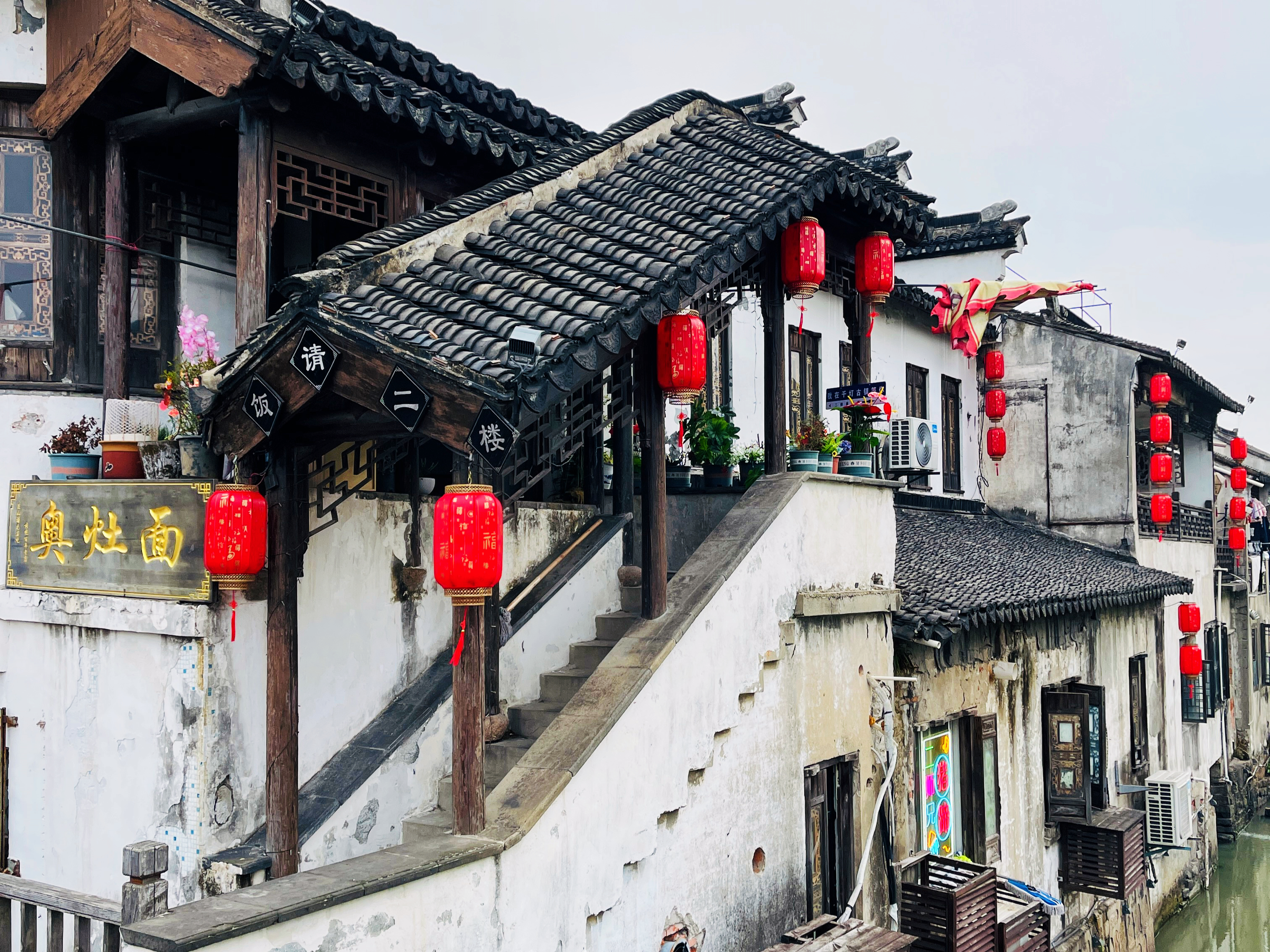 这三个古镇都位于淀山湖西侧沿线,从北到南分别是千灯古镇,锦溪古镇和