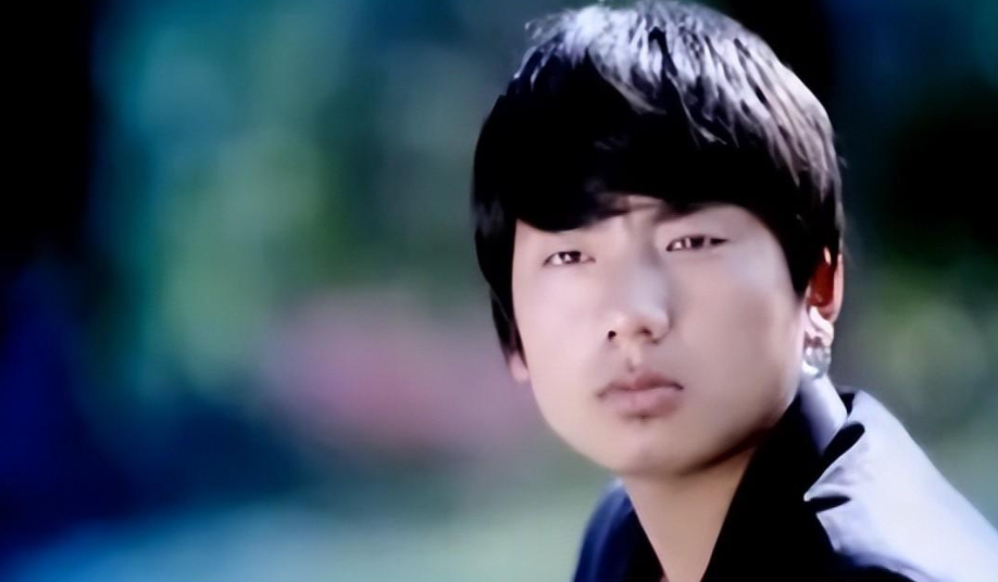 回顾海来阿木30岁登春晚结束后给女儿扫墓是好歌手也是好爸爸