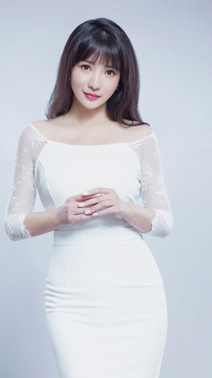 柳岩纯白裙写真集:身姿曼妙,眼眸如水,优雅至极,令人心动.