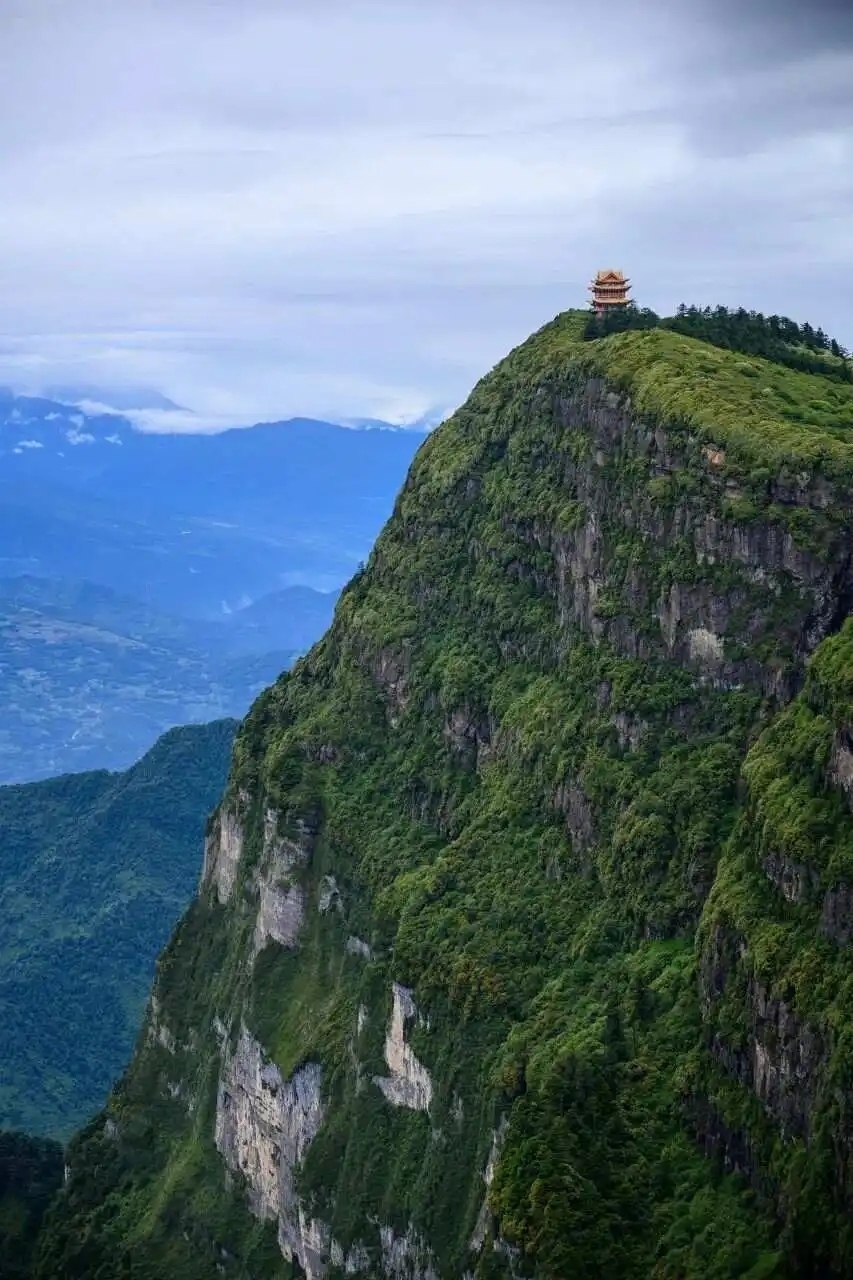 去四川旅游必去的景点,峨眉山,主体的地质基础为南北向短背斜,地貌按
