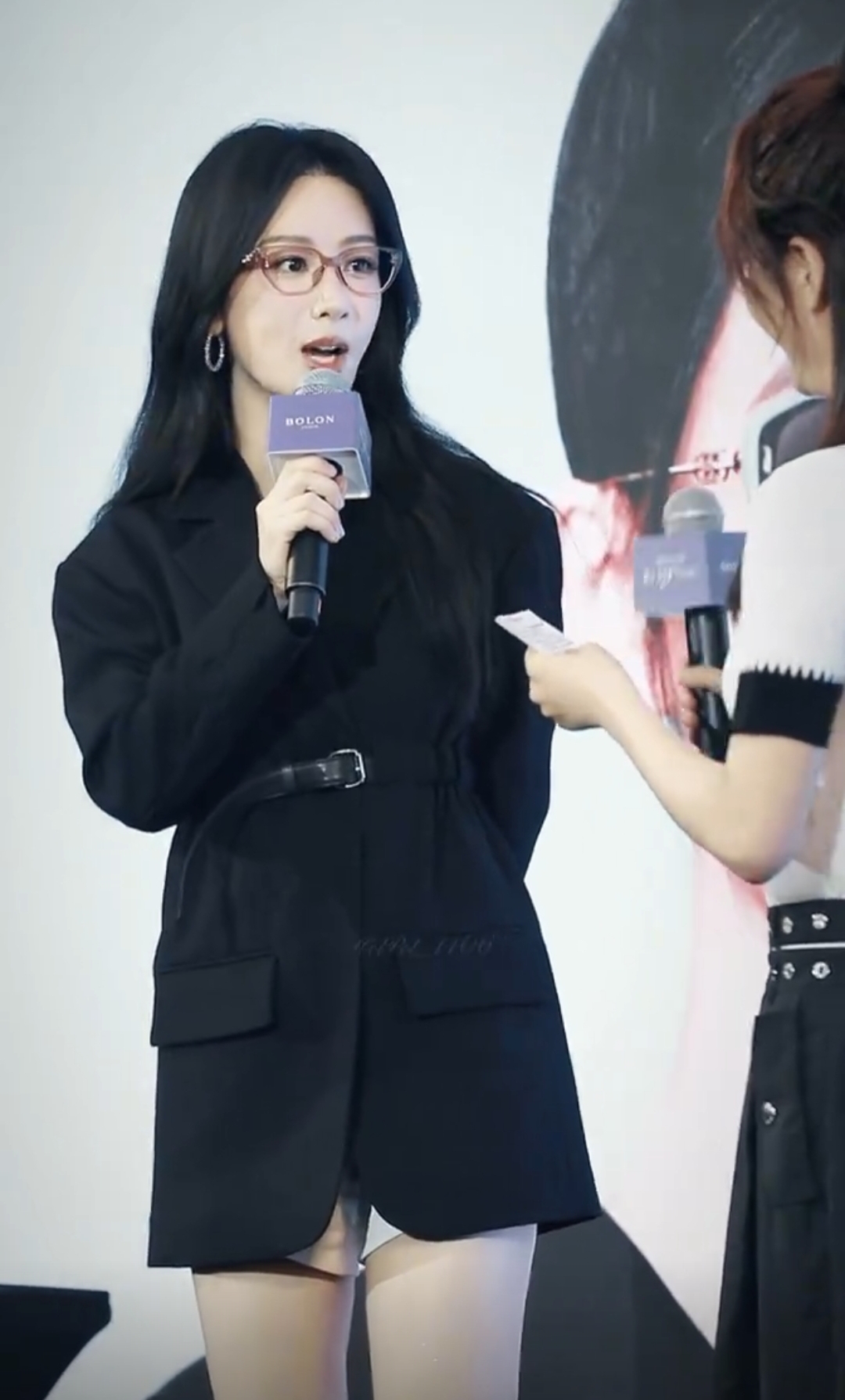 杨紫工作室出图 同一套衣服换了一个带框眼镜就变成又甜又酷的御姐