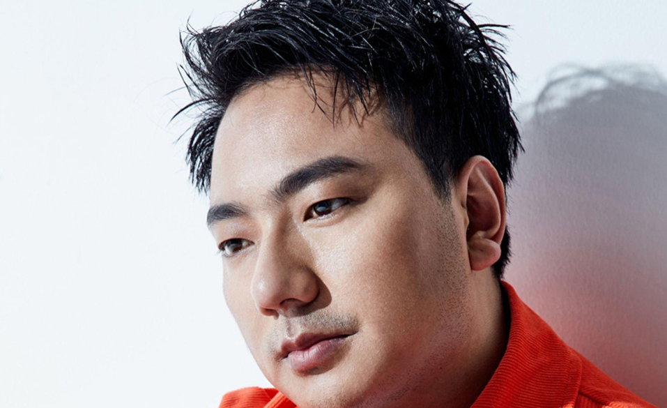 回顾海来阿木30岁登春晚结束后给女儿扫墓是好歌手也是好爸爸