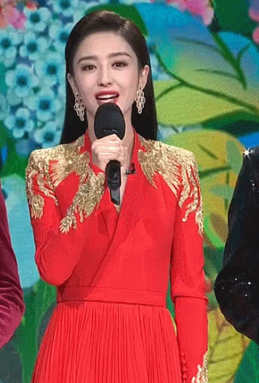 从一个自卑的女孩到春晚主持人,佟丽娅真正的蜕变,令人印象深刻.