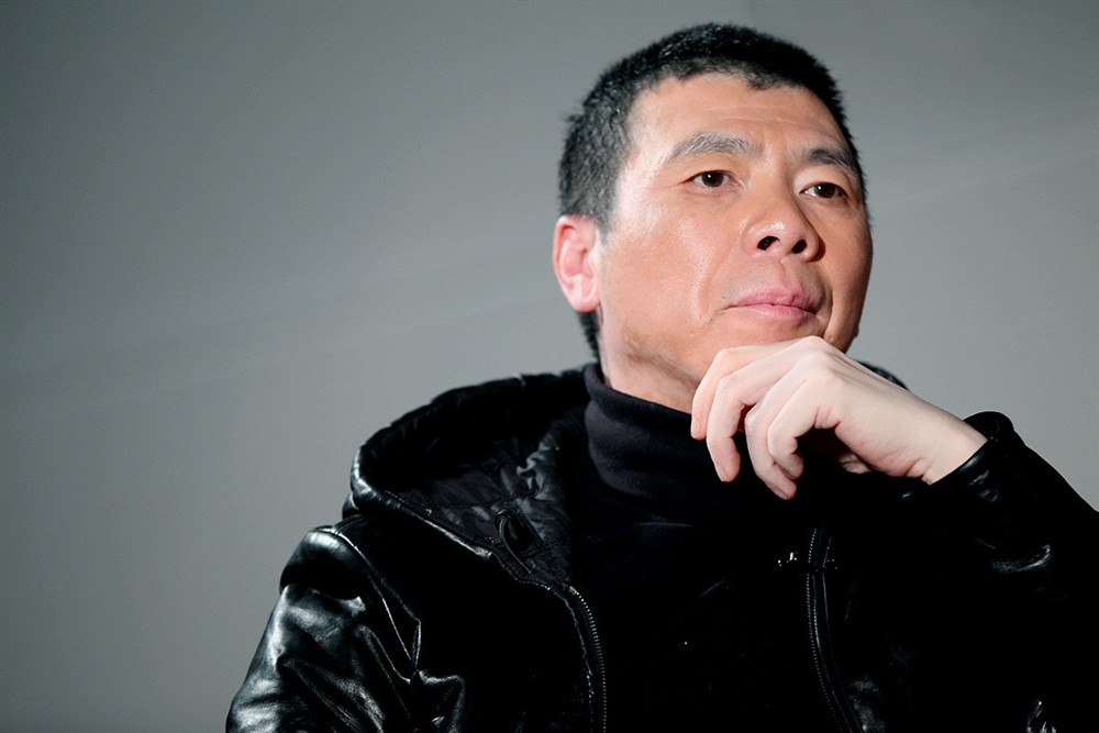 冯小刚辟谣病危移民传闻,坦言好友深信不疑,坚称身体无恙