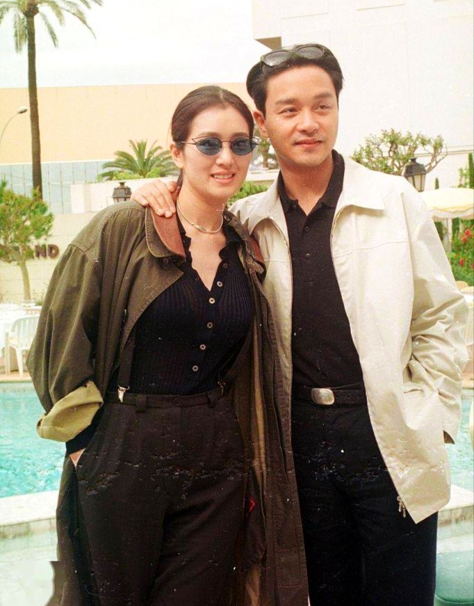 而后,两人就成了好朋友,好兄妹,张国荣还亲切地称呼巩俐为"宝贝",可见