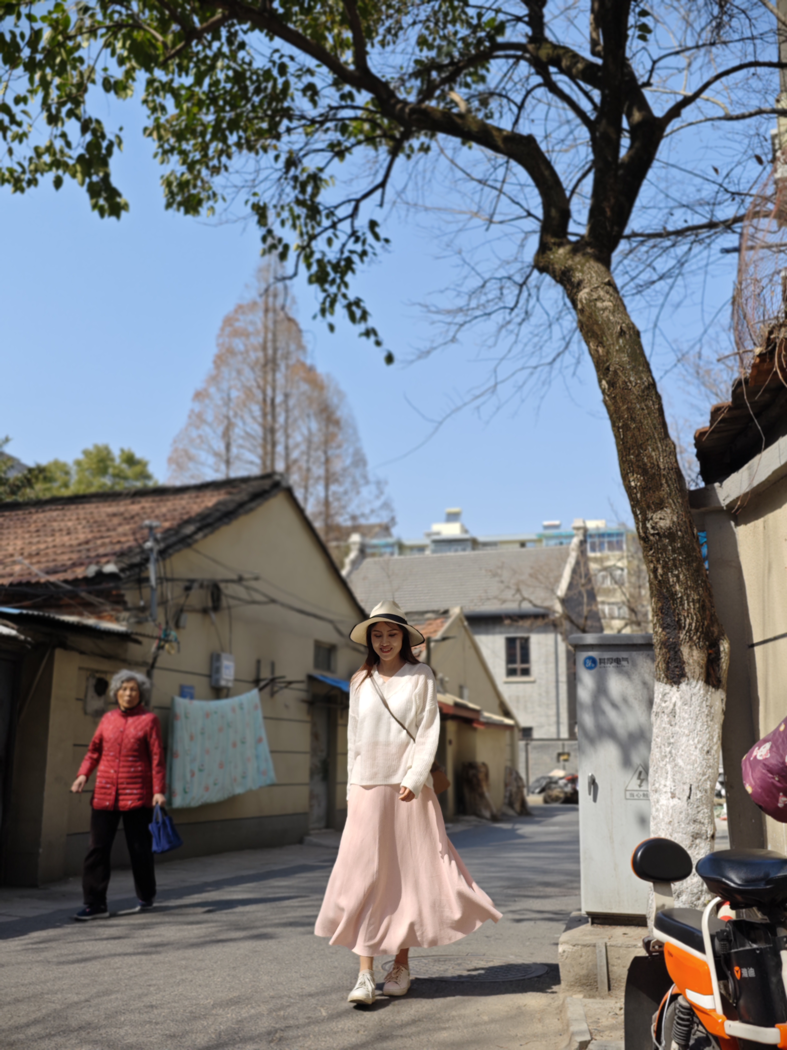 南京的小街小巷有自己独特的美,这是走在路上,摄影师用小米13u随手帮