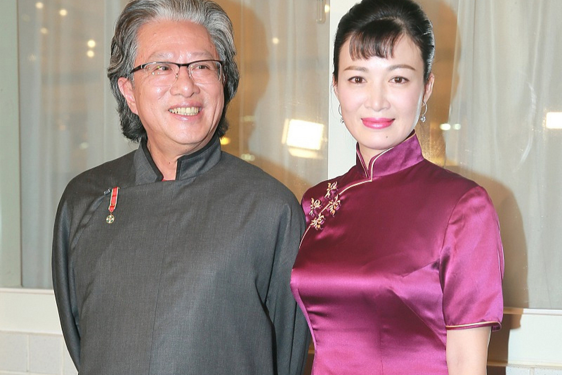 陈少霞紫色旗袍亮相,贵妇魅力十足!高跟鞋,盘发更显娇俏.