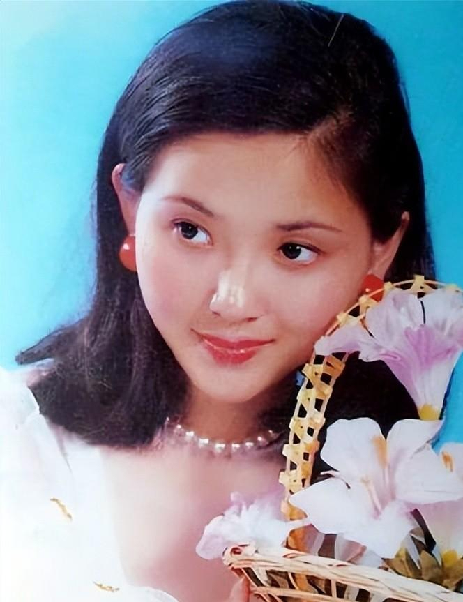 她是江南第一美女,因低调被守寡10年,今57岁一年八部戏