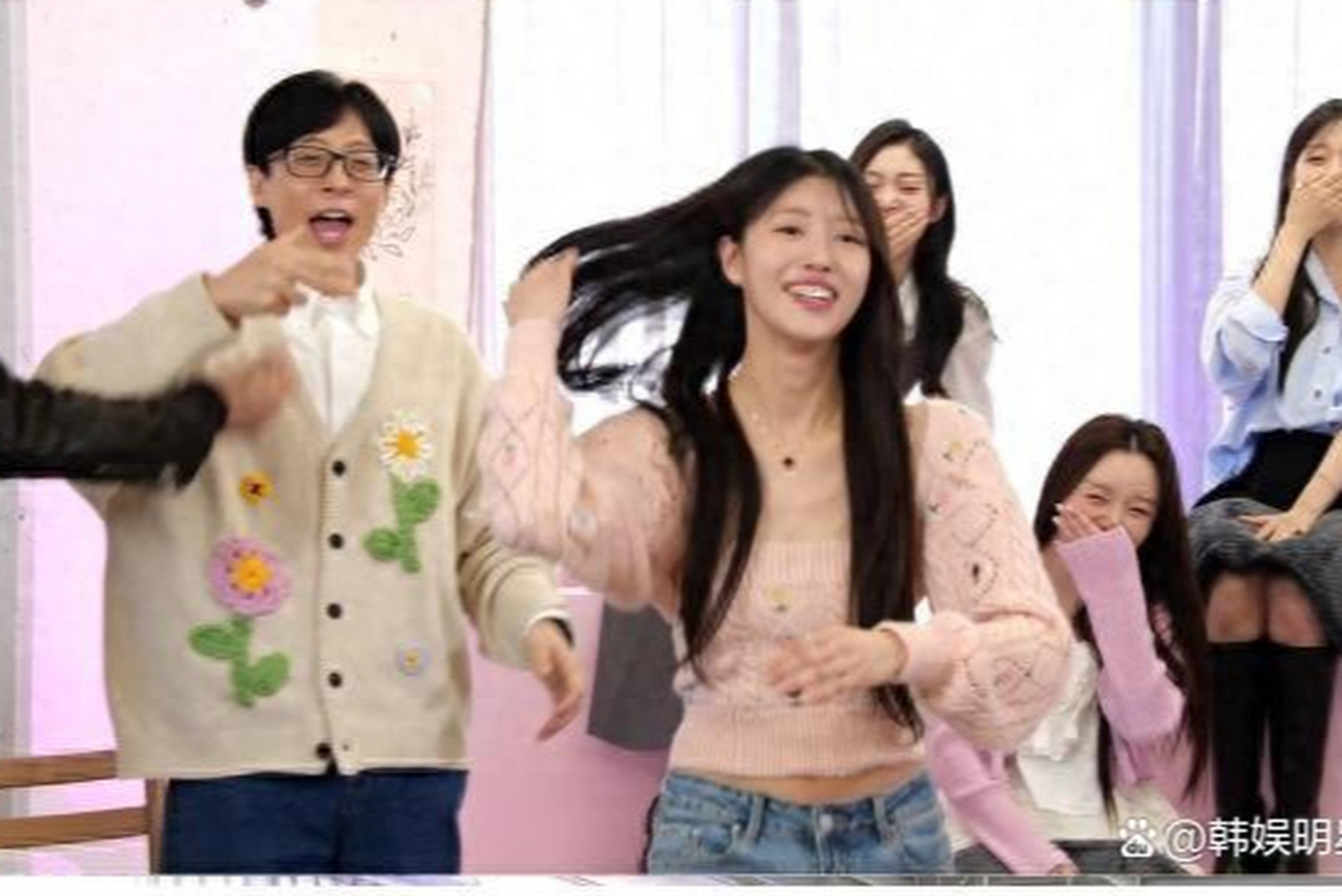 韩国女星李美珠在综艺节目《玩的时候做什么》中被女团lovelyz成员