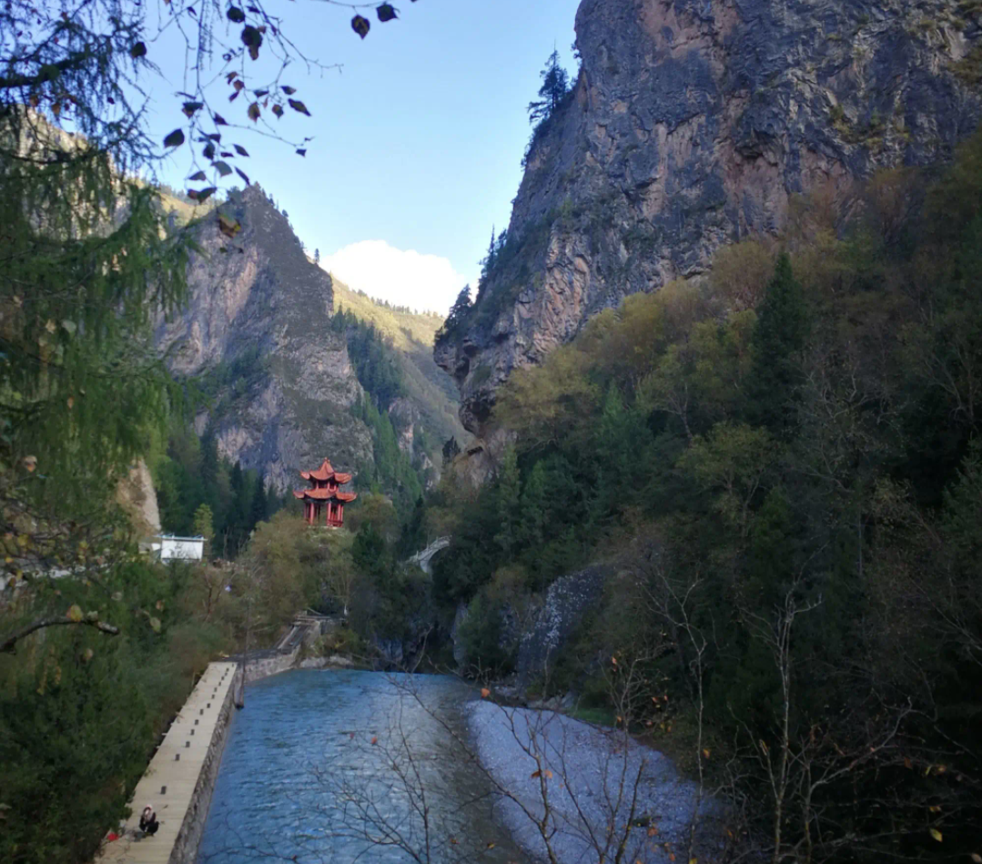 位于卓尼县木耳镇东南部,距县城28公里,景区总面积270平方公里,海拔在