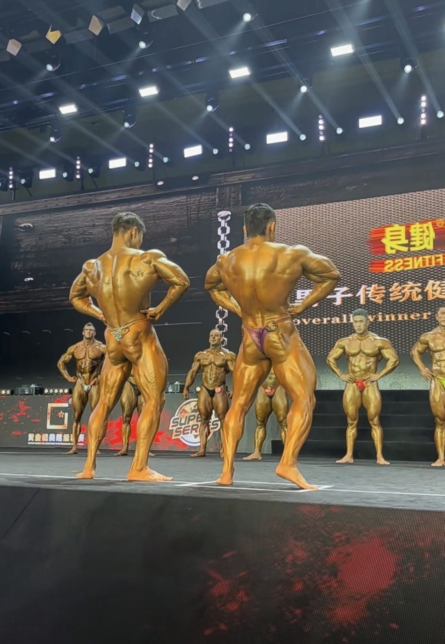男子健美比赛, 全身都是肌肉, 涂满金铜色, 整个舞台就像十八罗汉在比