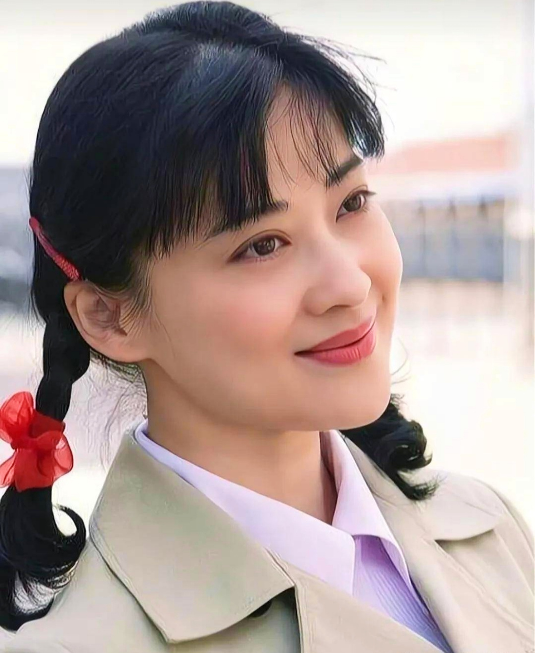 年轻时青涩的梅婷光彩照人,精致的五官彰显明星般模样,真的是好美的