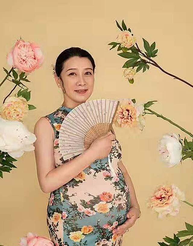 回顾19年杭州53岁大妈试管3次冒险生子如今每次抱娃身体疼痛难忍