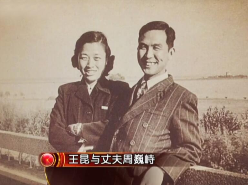 1939年,西北战地服务团来到王昆的家乡唐县选文艺兵,带队的人叫周巍峙