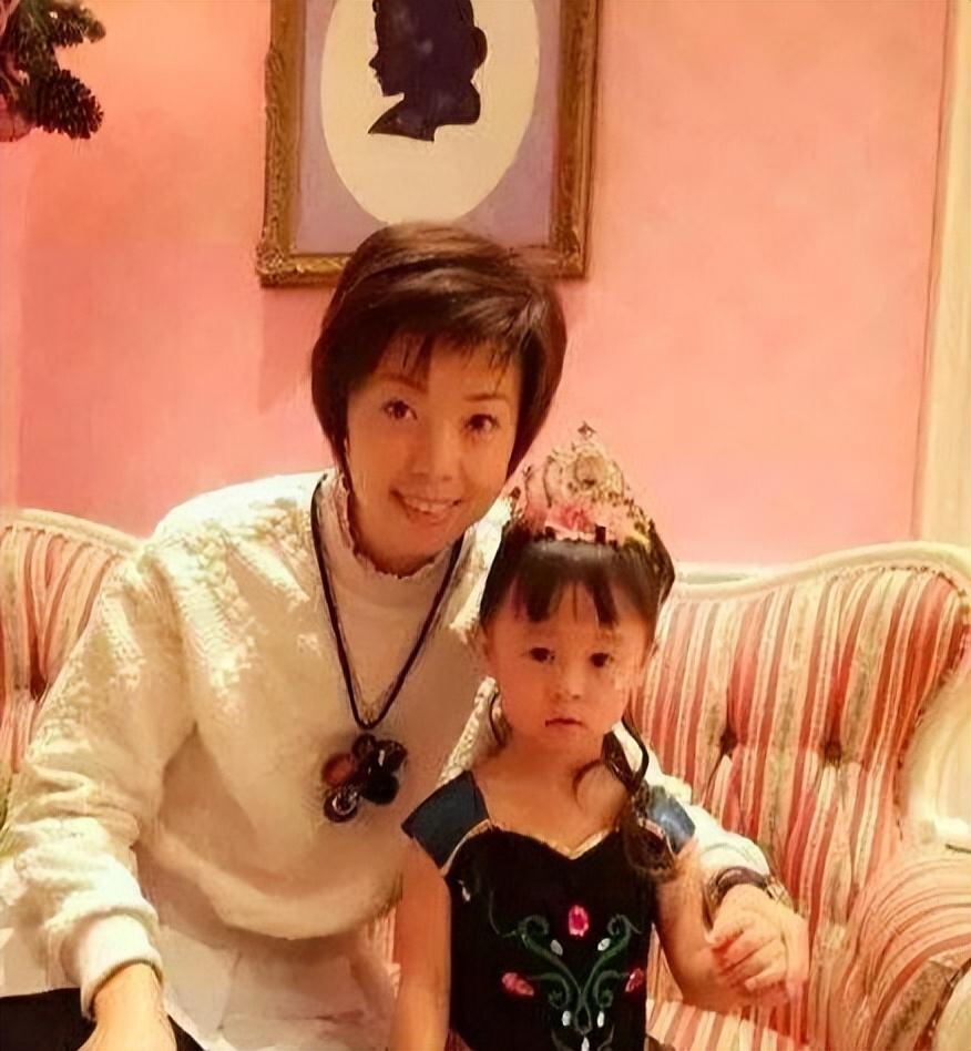 回顾张怡宁闪婚嫁给袁立前任生下一儿一女结婚14年被宠成宝贝