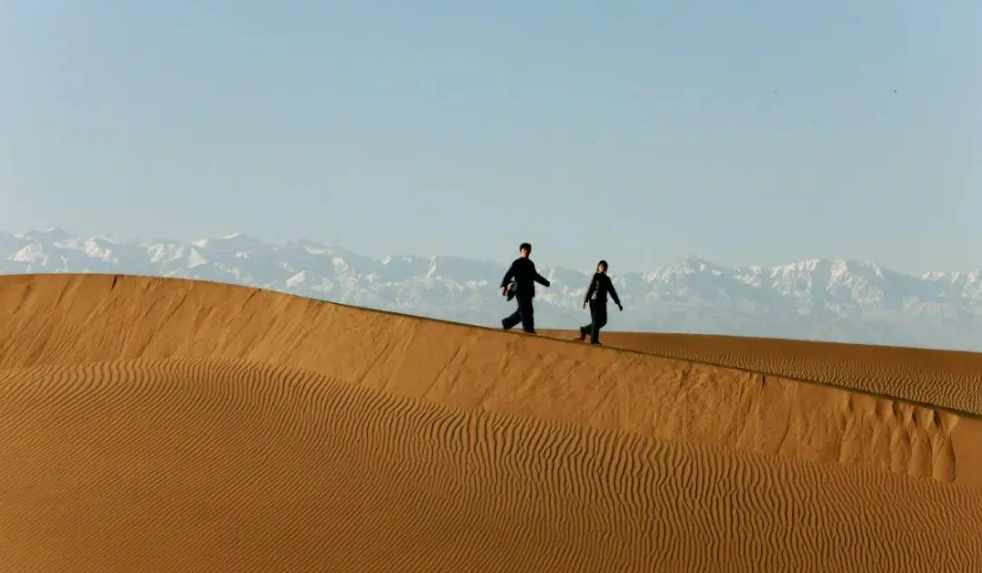 1985年19岁女孩被迫嫁到荒漠几次逃离未果15年后国家为她颁奖