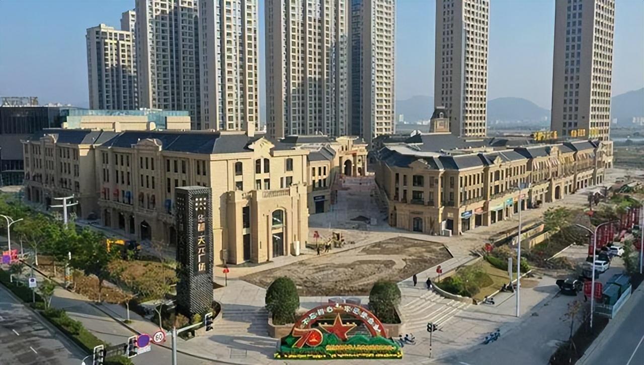 幼师出身的赵培辰在朋友那里的评价多为"开朗积极""没有心机""颜值高"