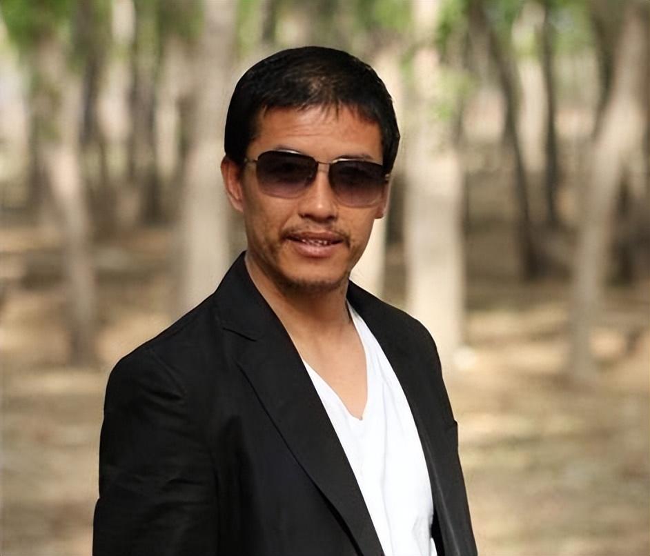 回顾被赵本山抛弃的徒弟关小平如今开酒厂住500万豪宅