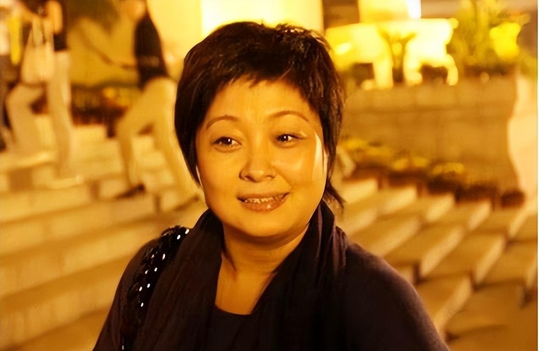 回顾演员张秋芳丈夫傅彪病逝18年后儿子引领她在悲痛中坚强