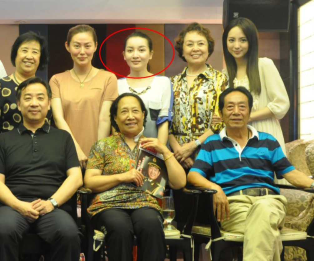 回顾王奎荣46岁大器晚成68岁娶小37岁娇妻76岁一家其乐融融